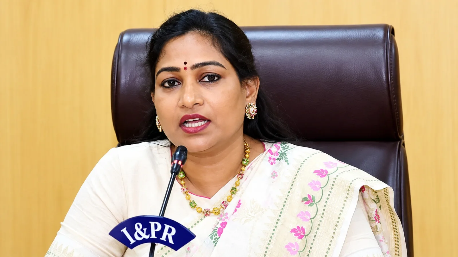 నిరుద్యోగుల జీవితాలతో ఆటలాడొద్దు జగన్: హోంమంత్రి అనిత